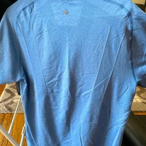 Men Lululemon short sleeve shirt, size Large